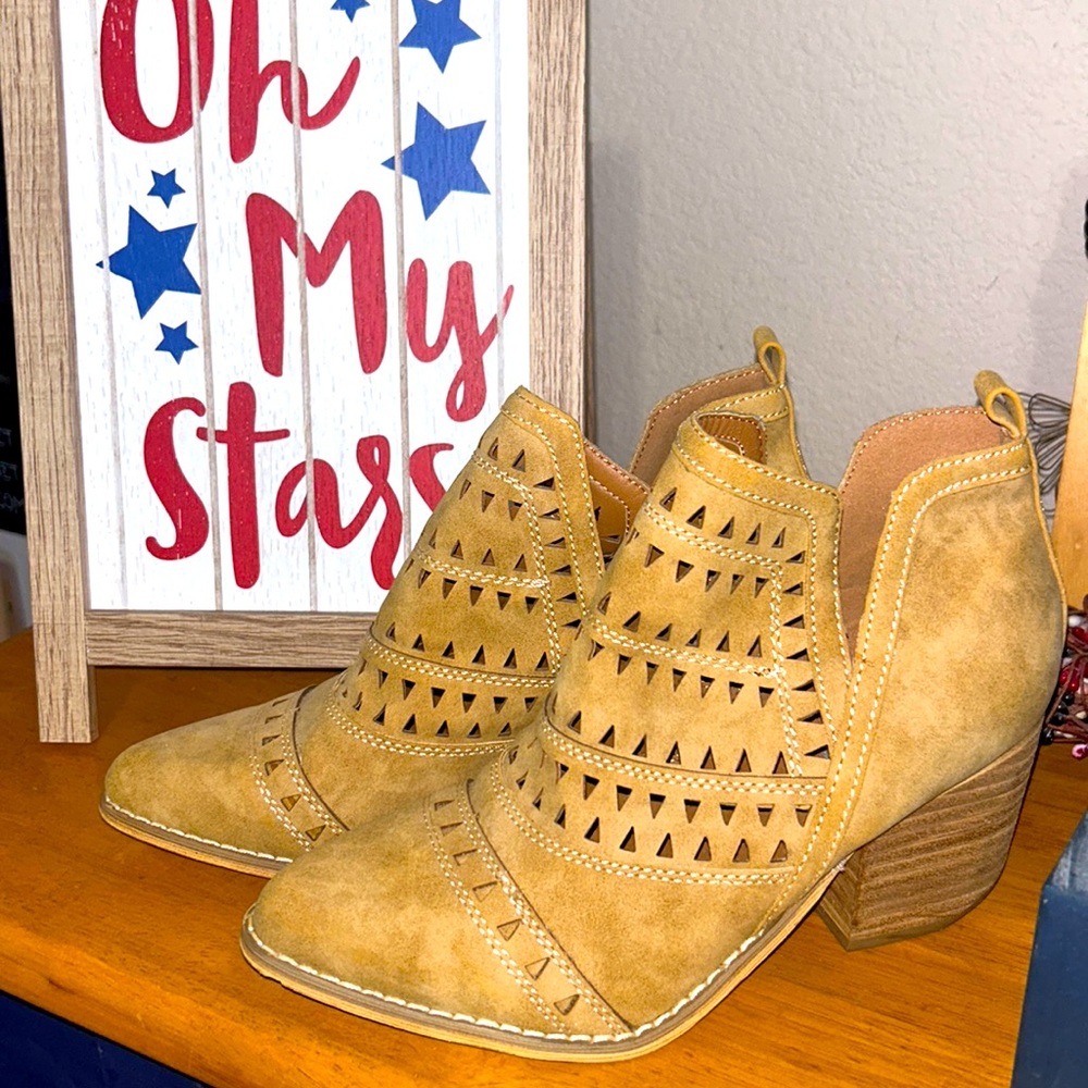 Mi.iM Tan BOOTIES🥾with Cutouts & Heels Size 6.5 Almost LIKE NEW!⭐️